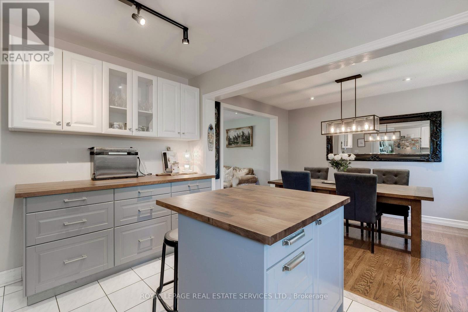 297 Sunset Drive, Oakville (Br Bronte), Ontario  L6L 3M5 - Photo 11 - W12388545