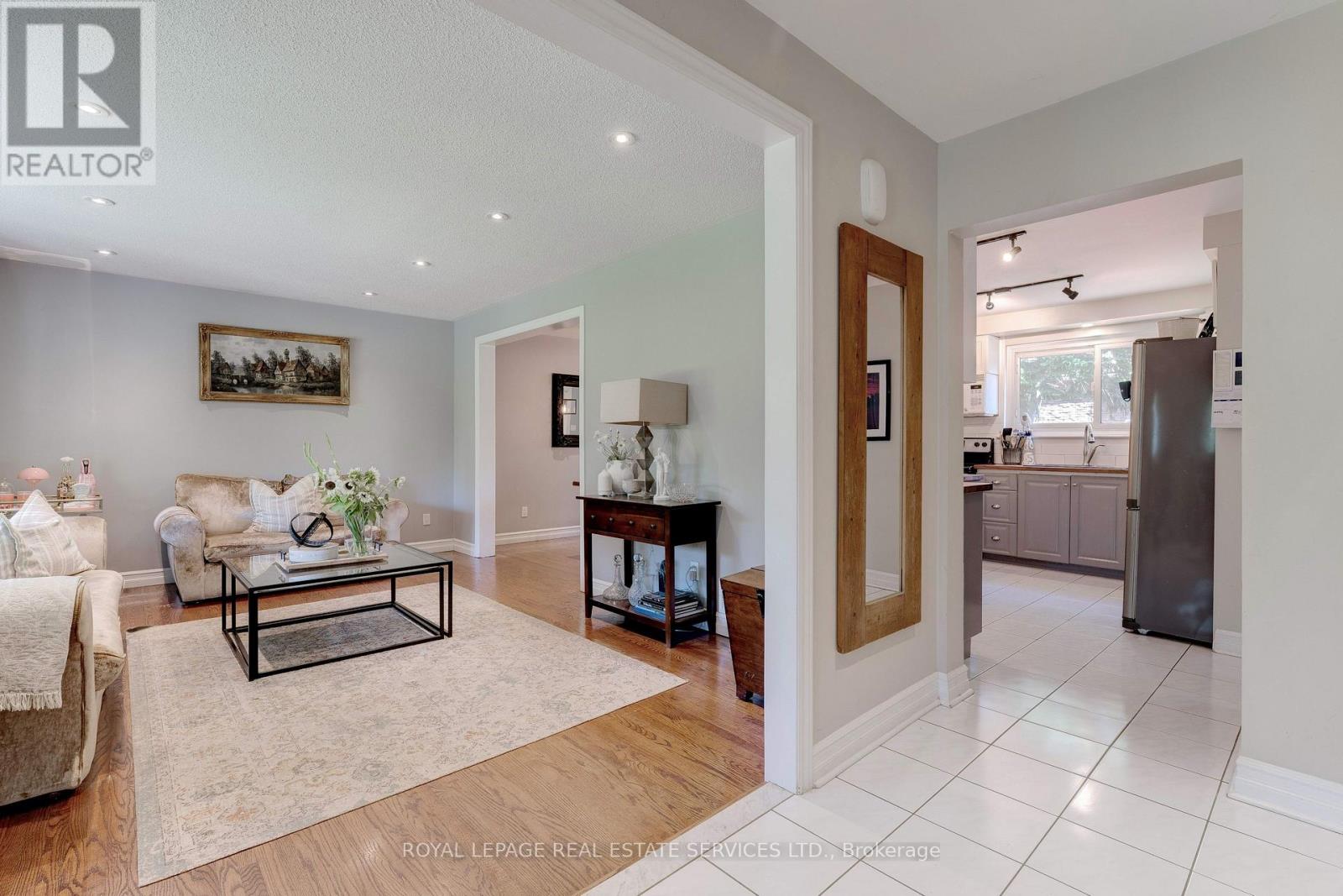 297 Sunset Drive, Oakville (Br Bronte), Ontario  L6L 3M5 - Photo 4 - W12388545