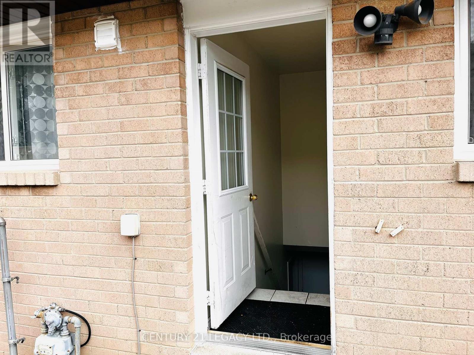 23 Gulliver Crescent, Brampton, Ontario  L6S 1T1 - Photo 3 - W12388626