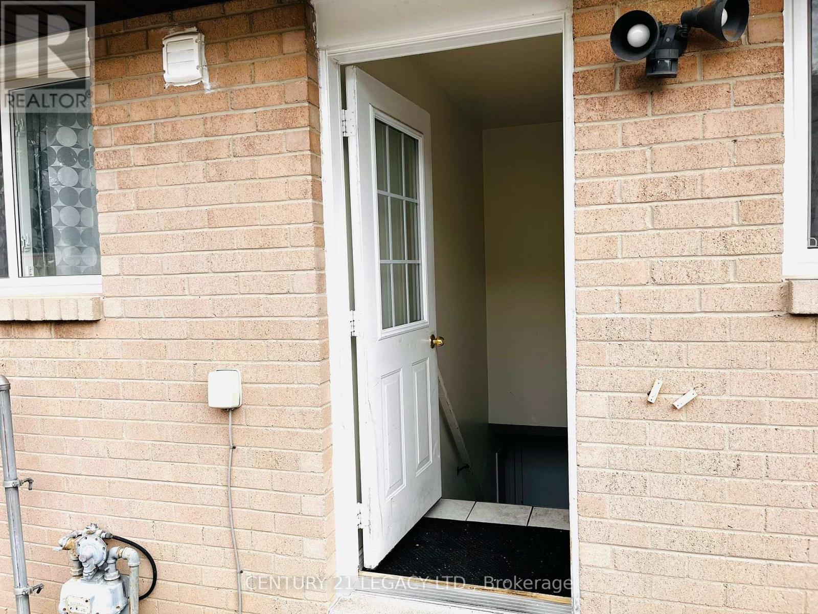 23 Gulliver Crescent, Brampton, Ontario  L6S 1T1 - Photo 4 - W12388626