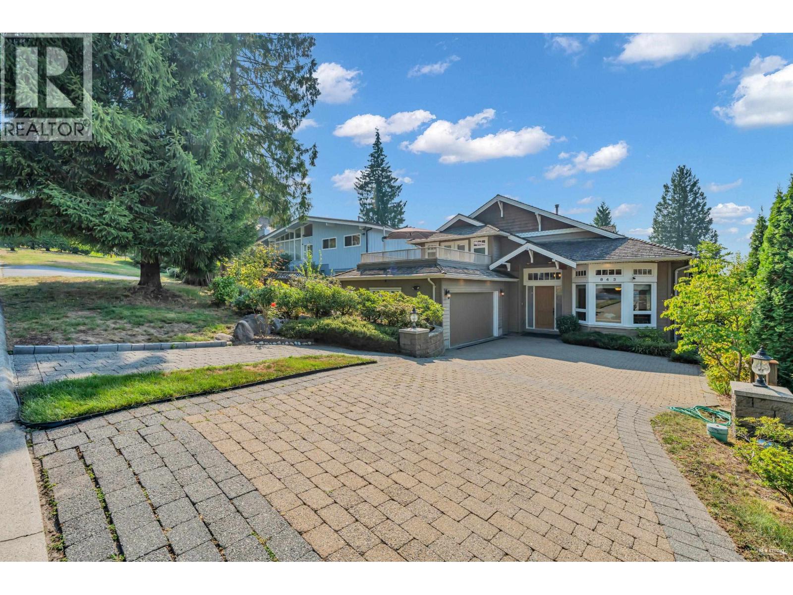 843 Canyon Boulevard, North Vancouver, British Columbia  V7R 2J7 - Photo 2 - R3044617