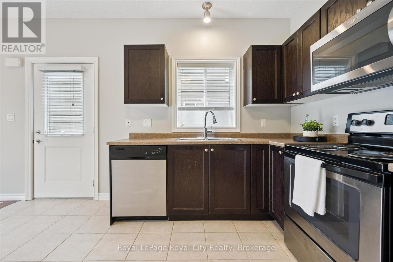470 Elora Street, Centre Wellington (Fergus), Ontario  N1M 1Y8 - Photo 8 - X12388768