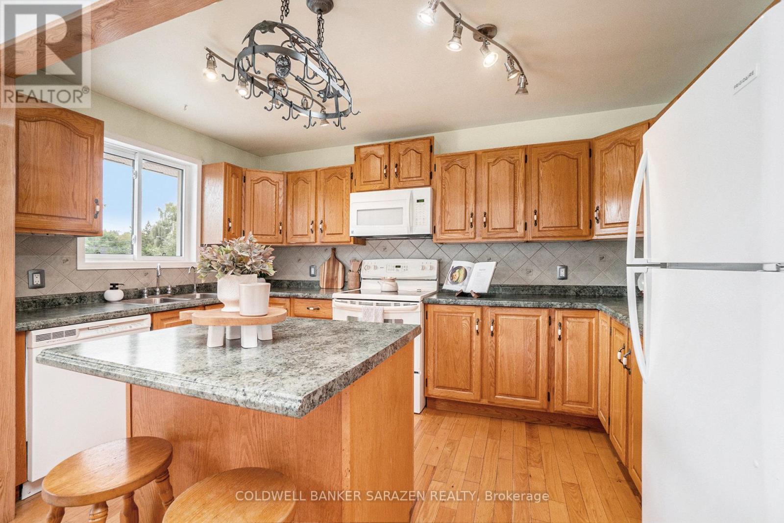 20 Moore Street, Mcnab/braeside, Ontario  K7S 1G4 - Photo 11 - X12388903