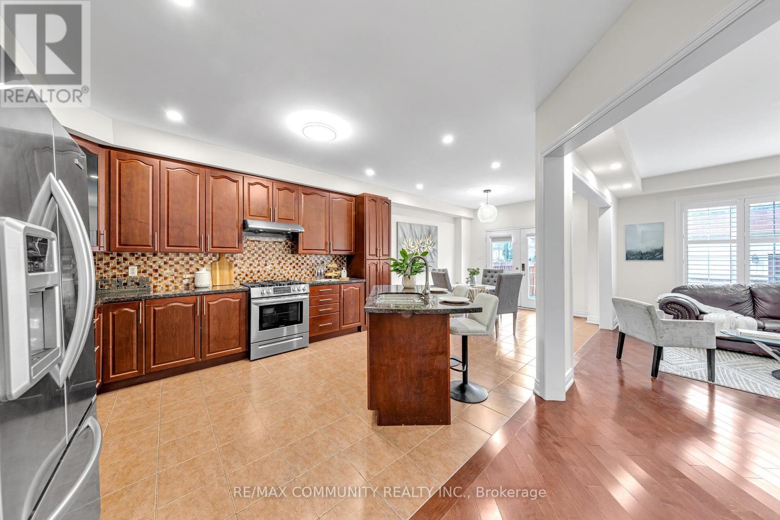 17 Rouge Bank Drive, Markham, Ontario  L6B 1A8 - Photo 11 - N12365410