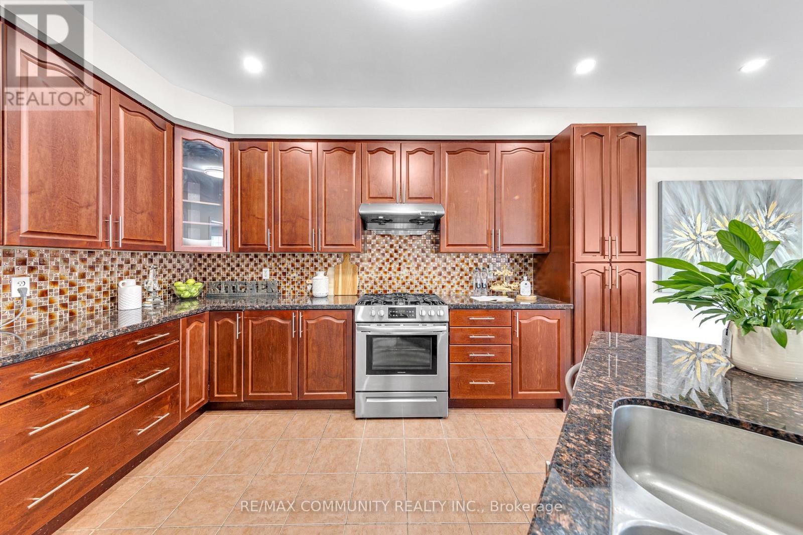 17 Rouge Bank Drive, Markham, Ontario  L6B 1A8 - Photo 12 - N12365410