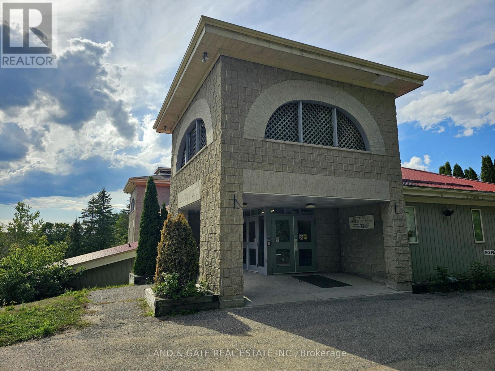 Upper - 205 Francis Street E, Kawartha Lakes, Ontario  K0M 1N0 - Photo 3 - X12388782