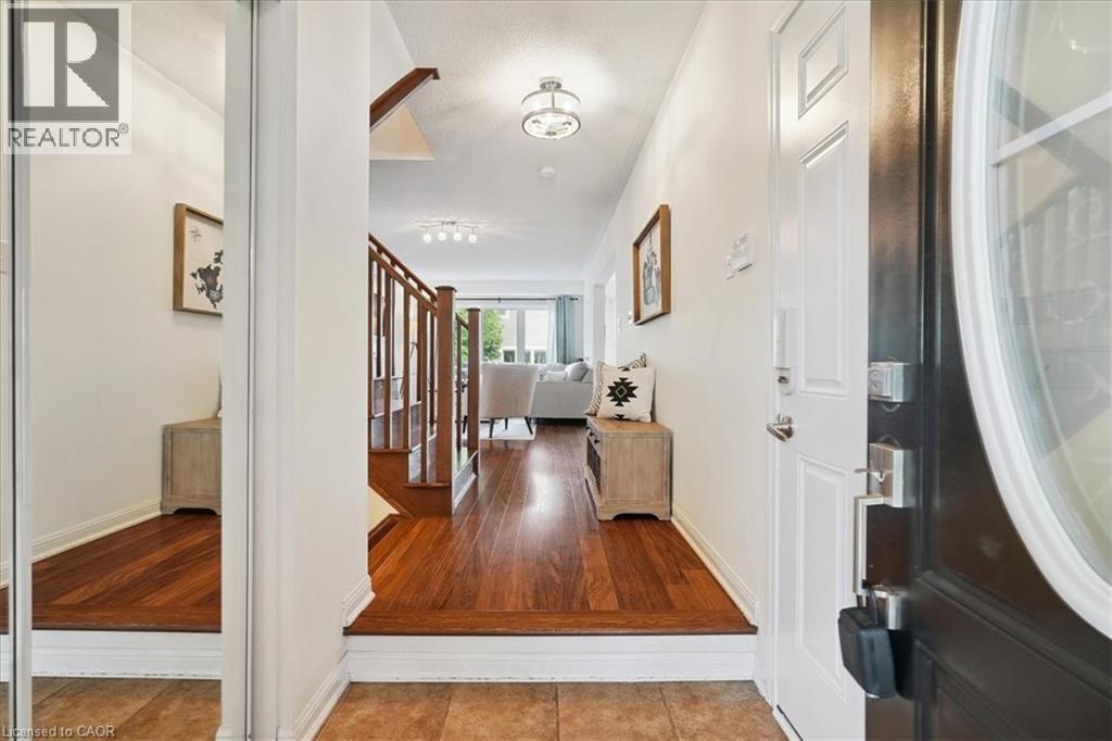 Property at 40 PEER Court image 3