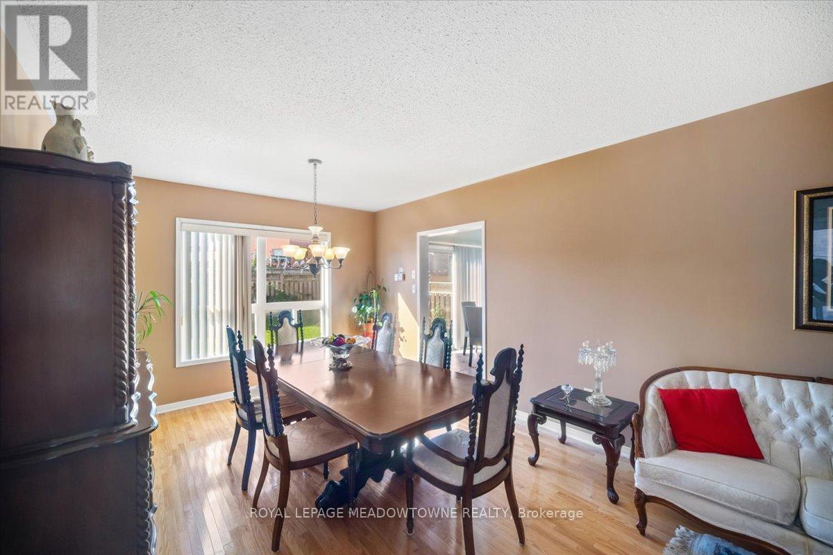 13 Albright Road, Brampton (Fletcher's Creek Village), Ontario  L6X 5C8 - Photo 7 - W12388635