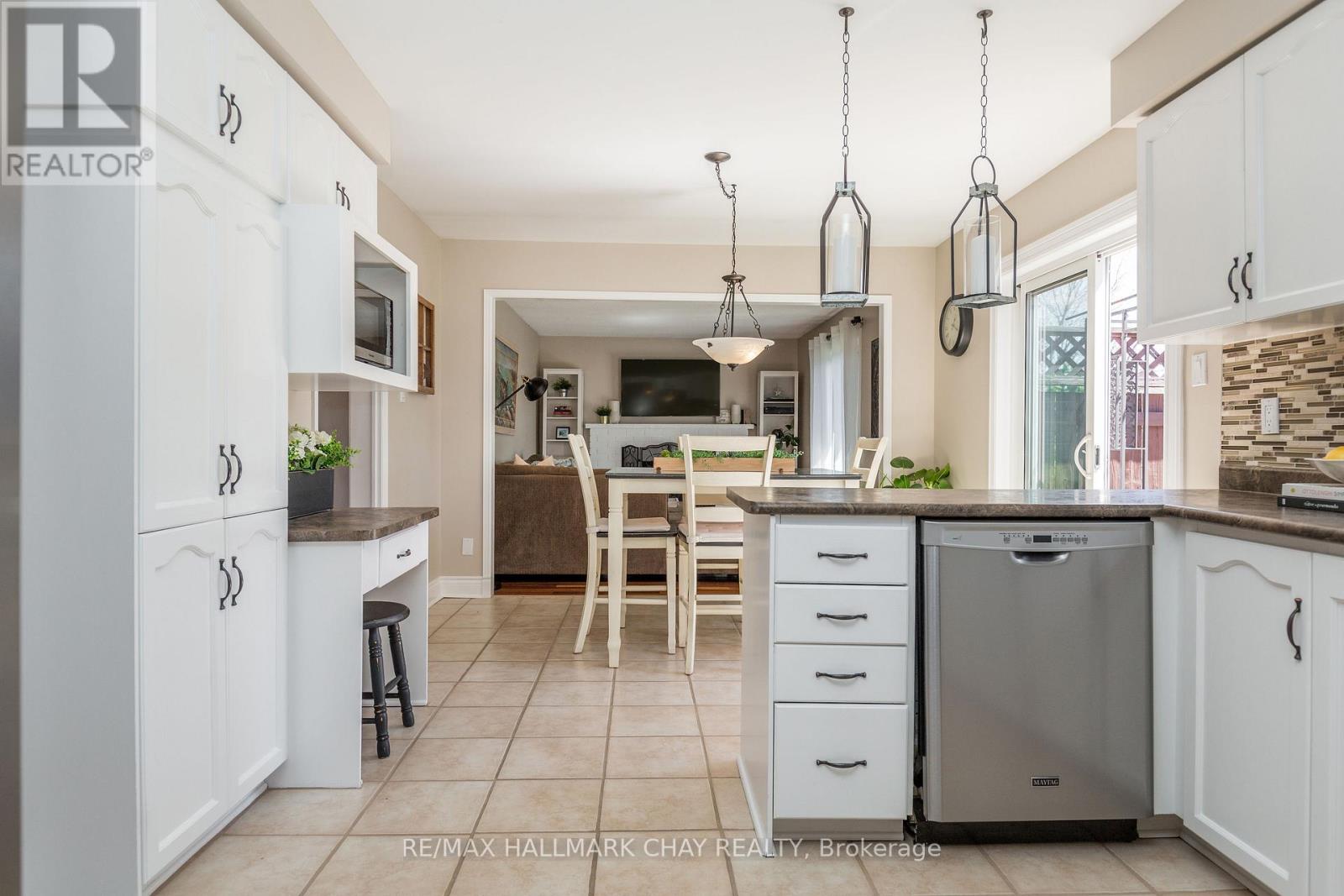 11 Heritage Road, Innisfil, Ontario  L0L 1L0 - Photo 6 - N12322470