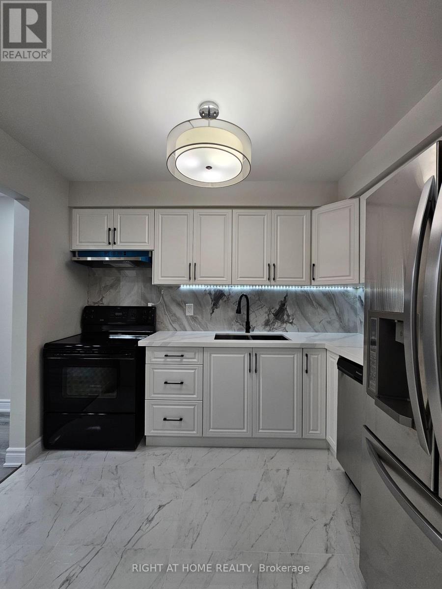 19 Greenfield Crescent, Whitby, Ontario  L1N 7G2 - Photo 9 - E12388914