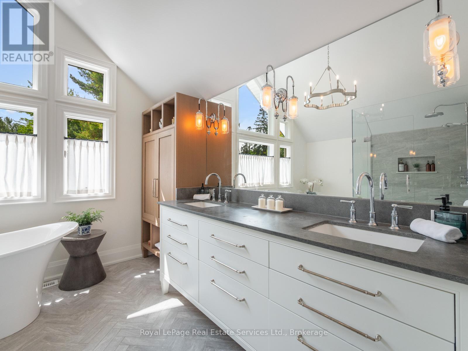 74 West Street, Oakville, Ontario  L6L 2Y7 - Photo 23 - W12388925