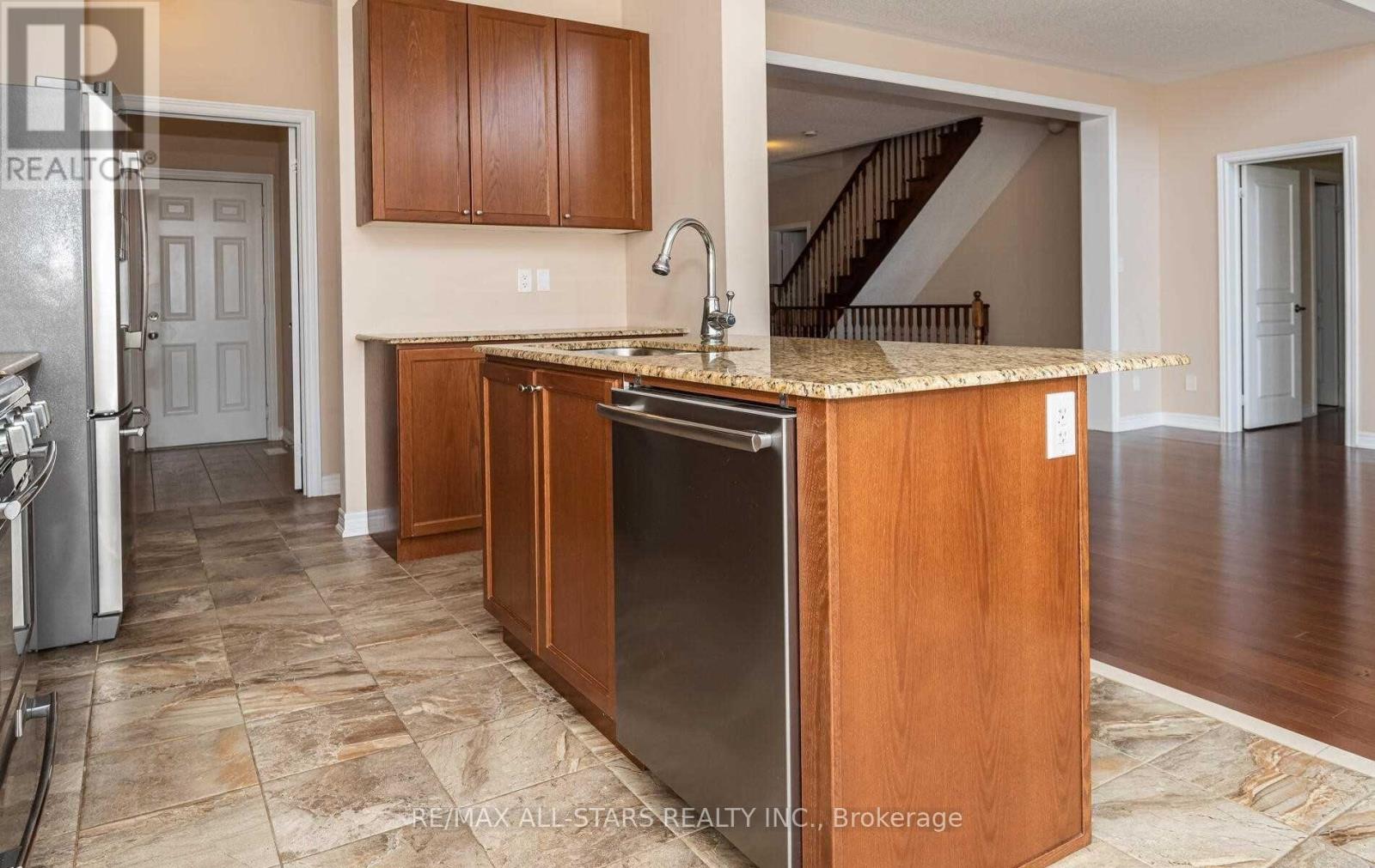 20 Beechener Street, Georgina, Ontario  L0E 1R0 - Photo 13 - N12388788