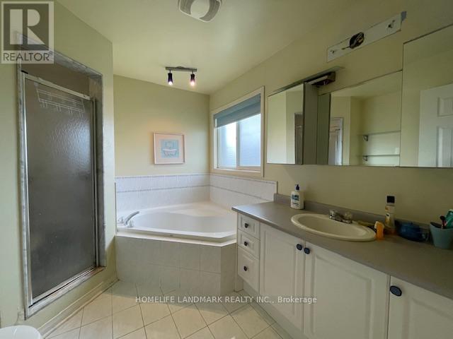 108 Nahanni Drive, Richmond Hill, Ontario  L4B 4L5 - Photo 8 - N12386910