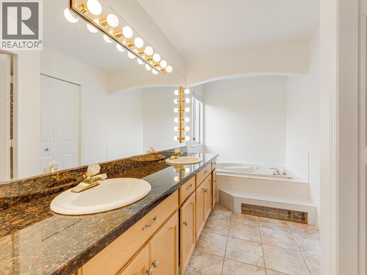 736 Clearwater Way, Coquitlam, British Columbia  V3C 6A3 - Photo 26 - R3044713
