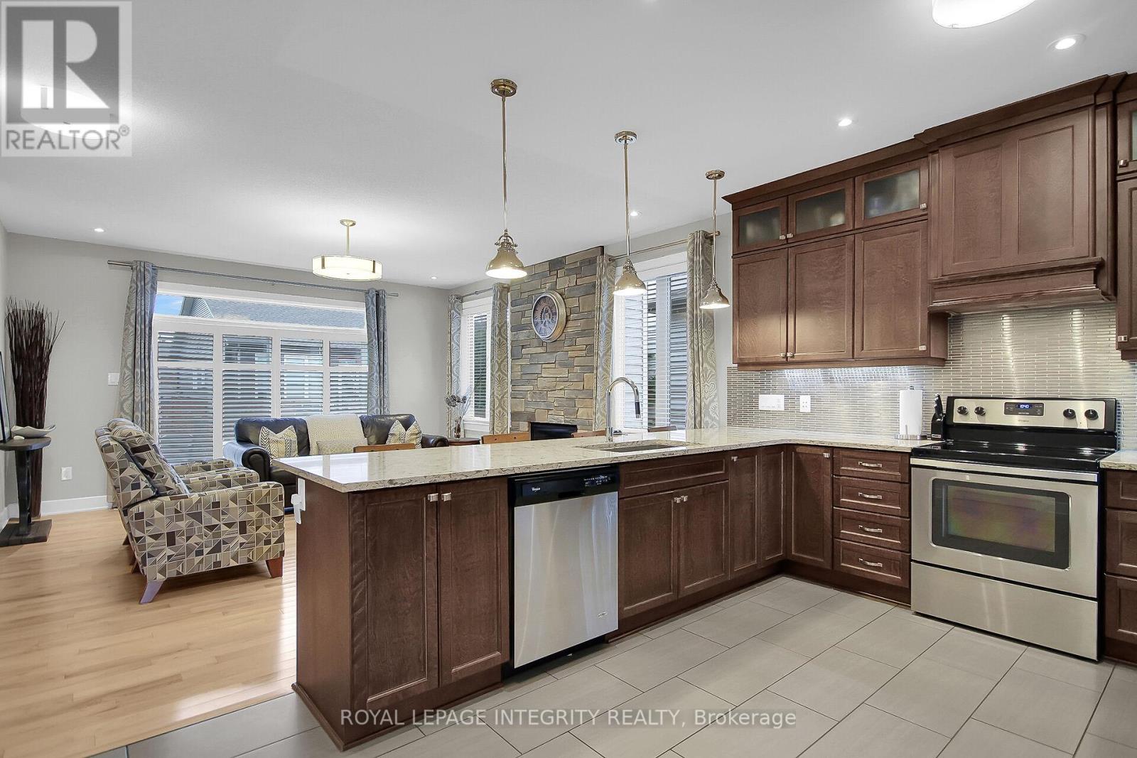15 York Crossing, Russell, Ontario  K4R 0C4 - Photo 16 - X12389115