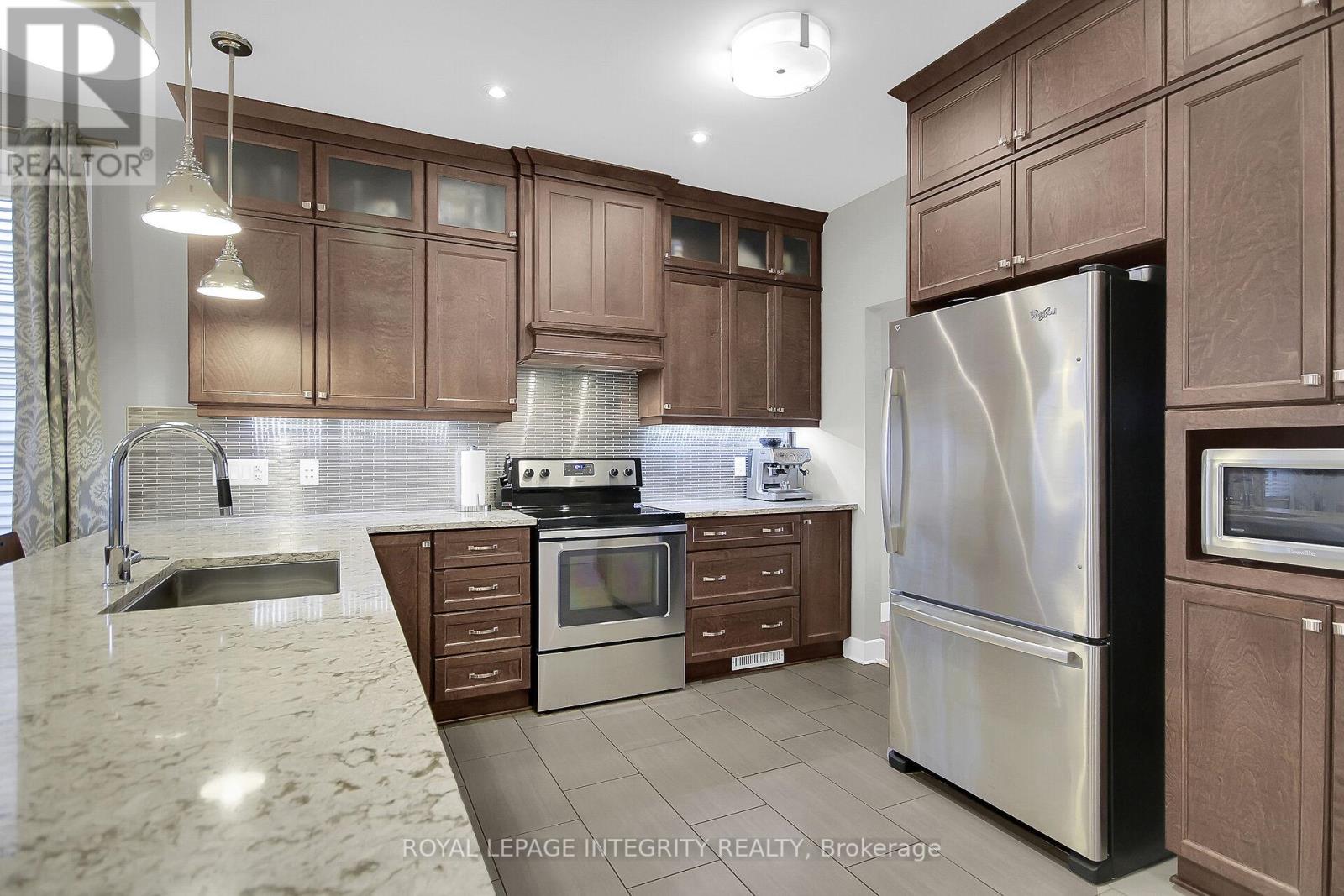 15 York Crossing, Russell, Ontario  K4R 0C4 - Photo 18 - X12389115