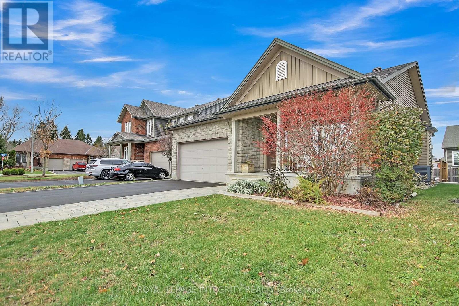 15 York Crossing, Russell, Ontario  K4R 0C4 - Photo 3 - X12389115