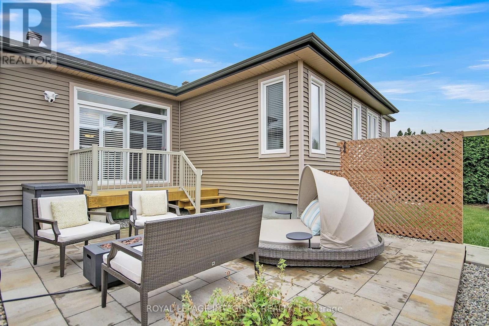 15 York Crossing, Russell, Ontario  K4R 0C4 - Photo 44 - X12389115