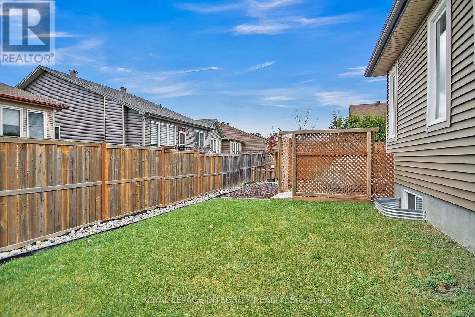 15 York Crossing, Russell, Ontario  K4R 0C4 - Photo 45 - X12389115