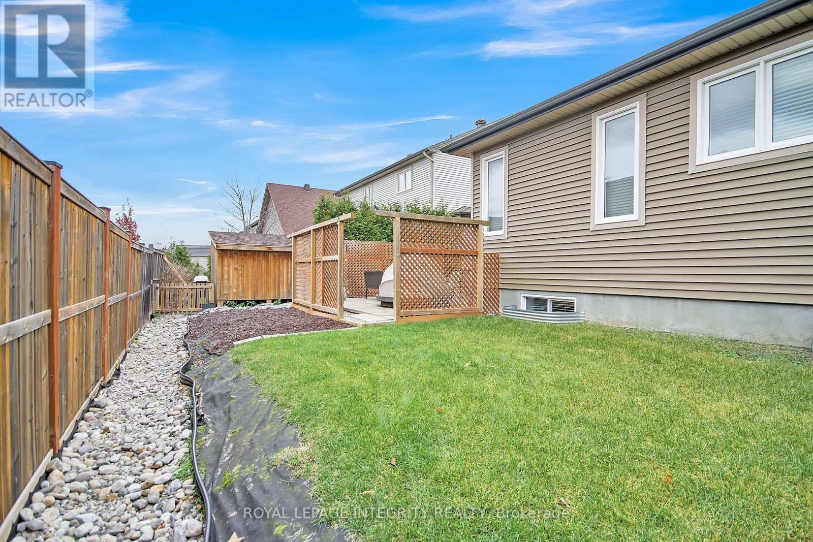 15 York Crossing, Russell, Ontario  K4R 0C4 - Photo 46 - X12389115