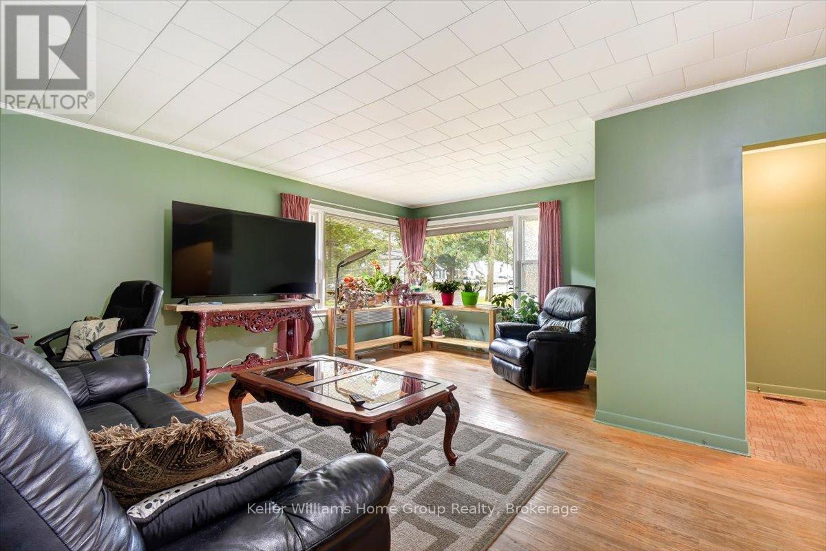 2 Easton Avenue, Bancroft, Ontario  K0L 1C0 - Photo 4 - X12389183