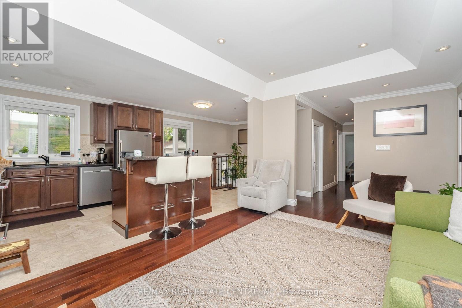 584 Trudale Court, Oakville, Ontario  L6L 4H1 - Photo 14 - W12381307