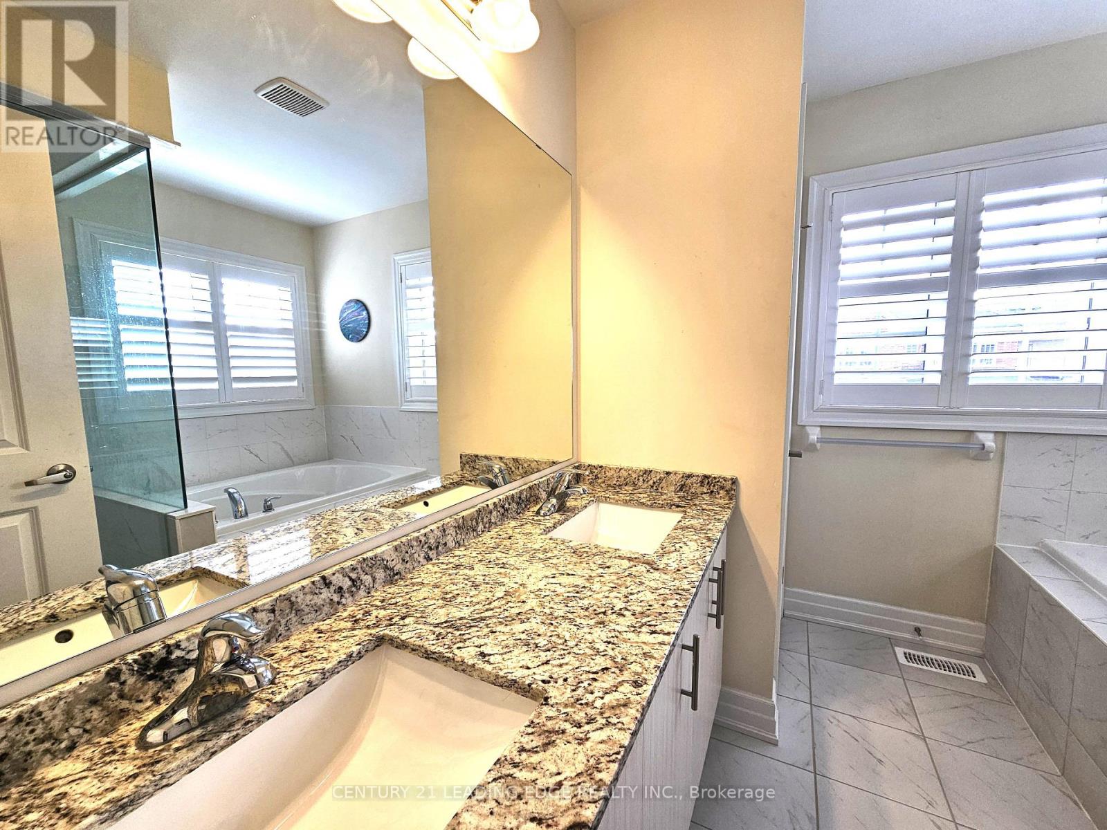 32 Clear Spring Avenue, Georgina, Ontario  L4P 0H7 - Photo 12 - N12388963