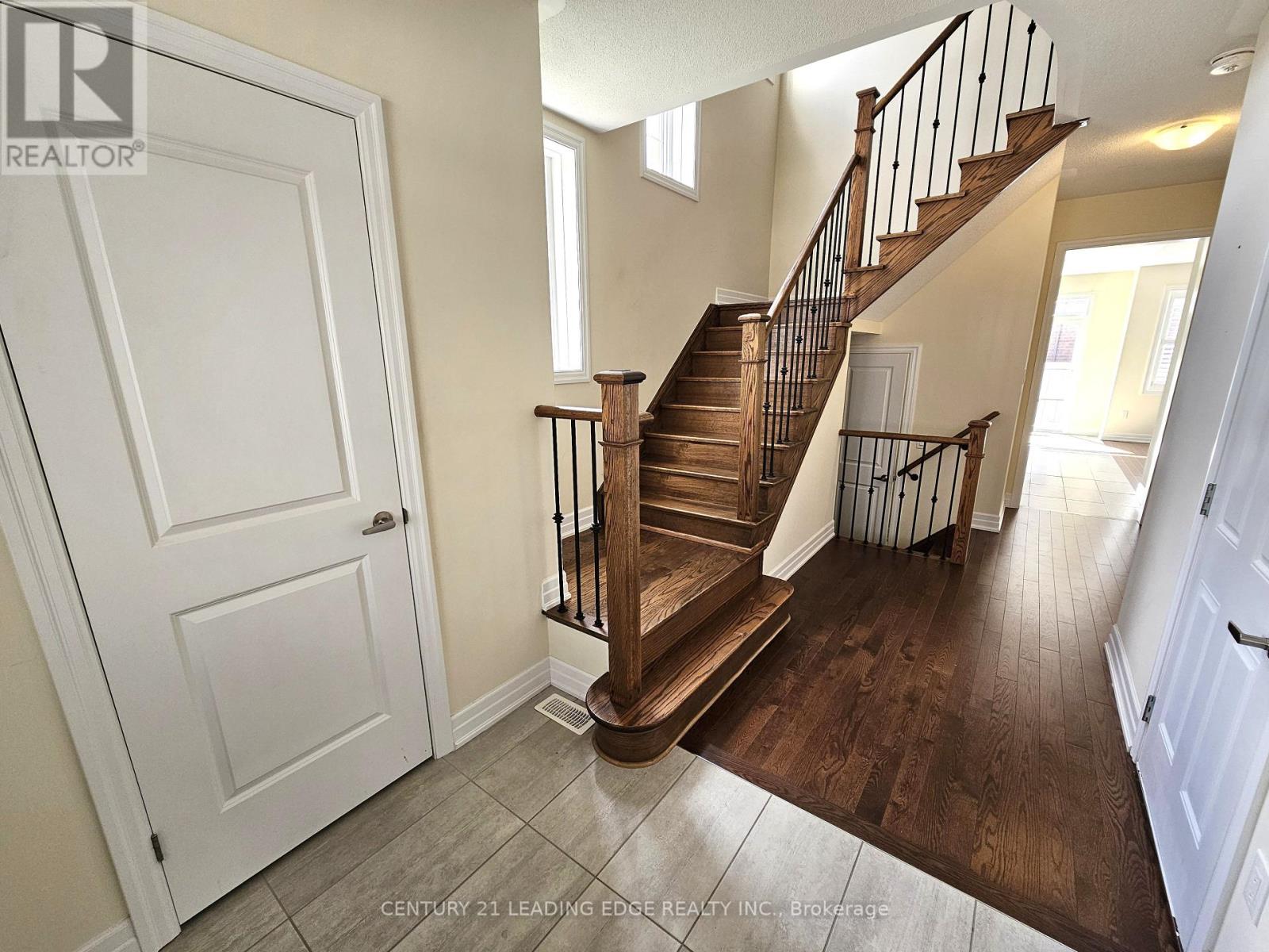 32 Clear Spring Avenue, Georgina, Ontario  L4P 0H7 - Photo 3 - N12388963