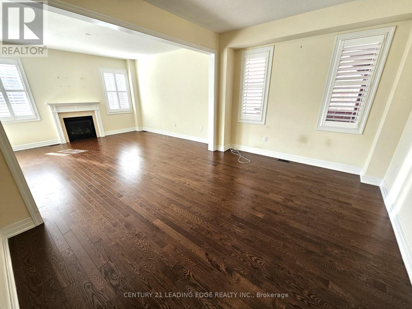 32 Clear Spring Avenue, Georgina, Ontario  L4P 0H7 - Photo 5 - N12388963