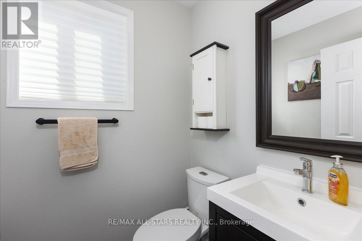 3 Hattie Court, Georgina, Ontario L4P 3Z7 - Photo 12 - N12388998