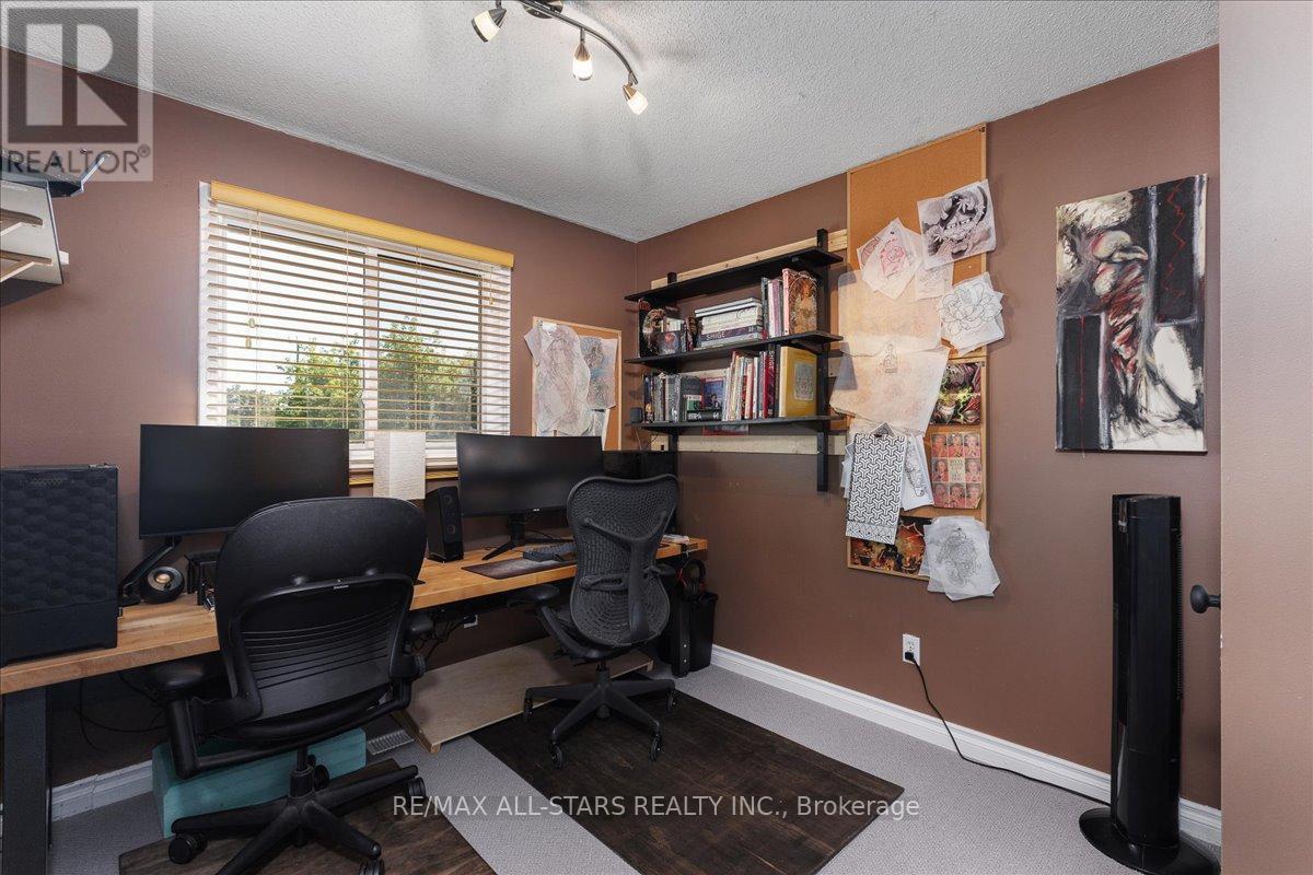 3 Hattie Court, Georgina, Ontario L4P 3Z7 - Photo 17 - N12388998