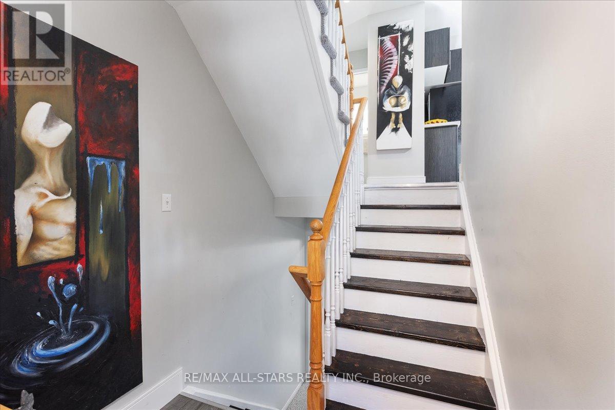 3 Hattie Court, Georgina, Ontario L4P 3Z7 - Photo 3 - N12388998