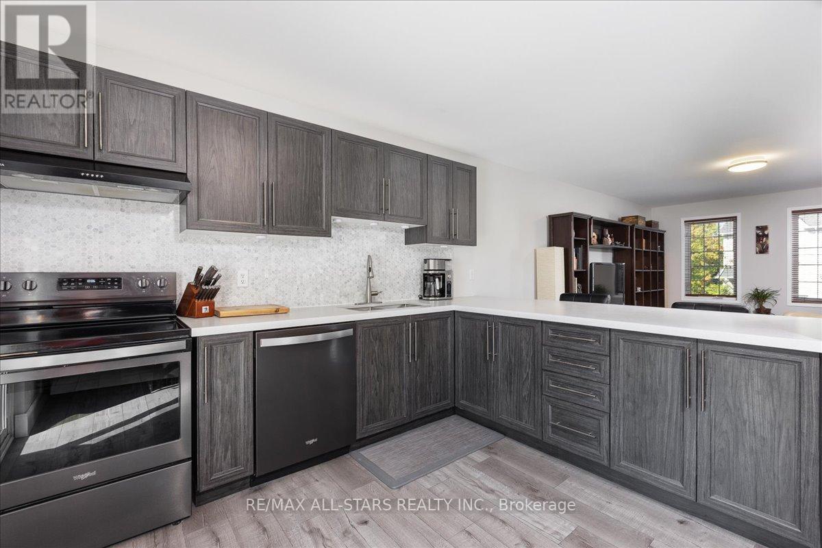 3 Hattie Court, Georgina, Ontario L4P 3Z7 - Photo 5 - N12388998