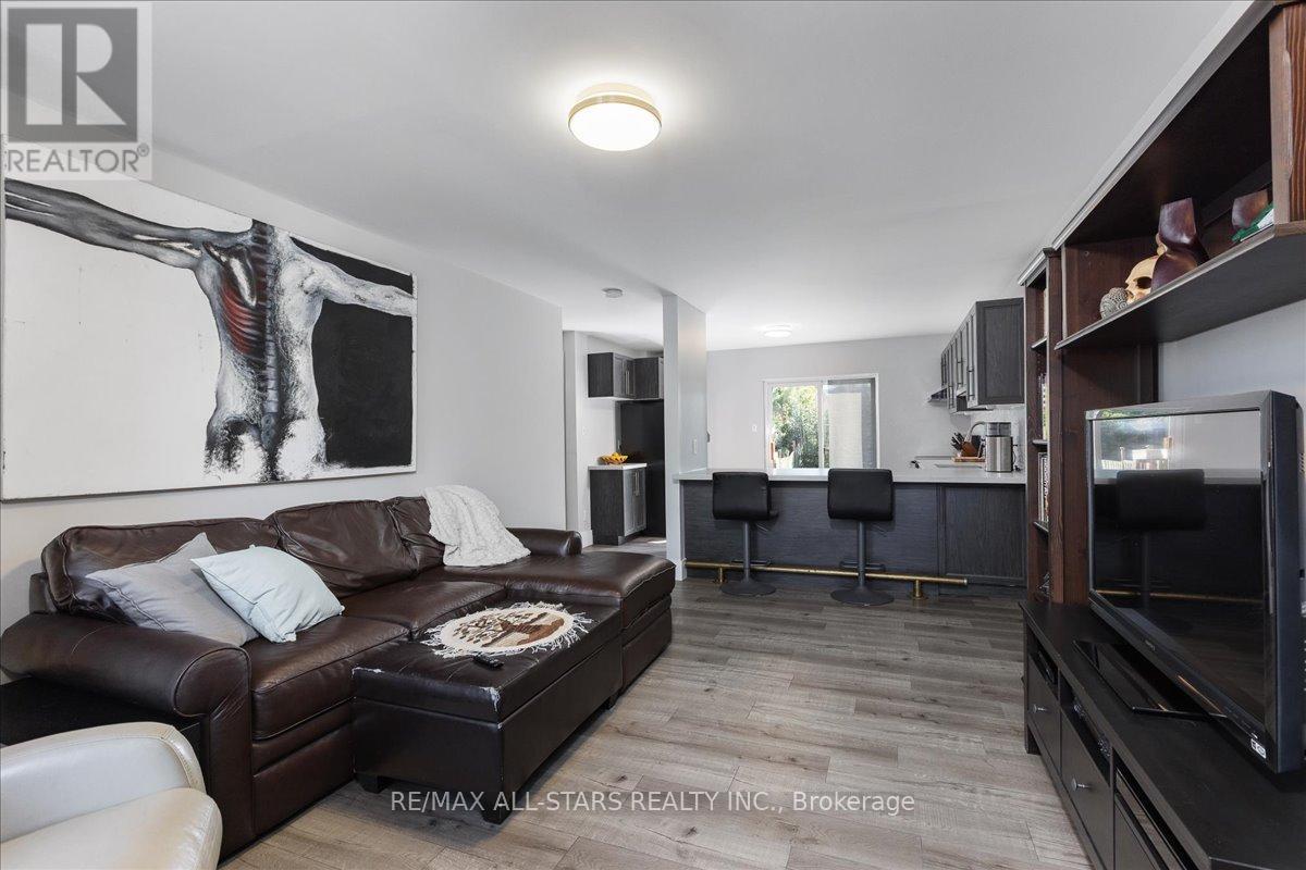 3 Hattie Court, Georgina, Ontario L4P 3Z7 - Photo 9 - N12388998