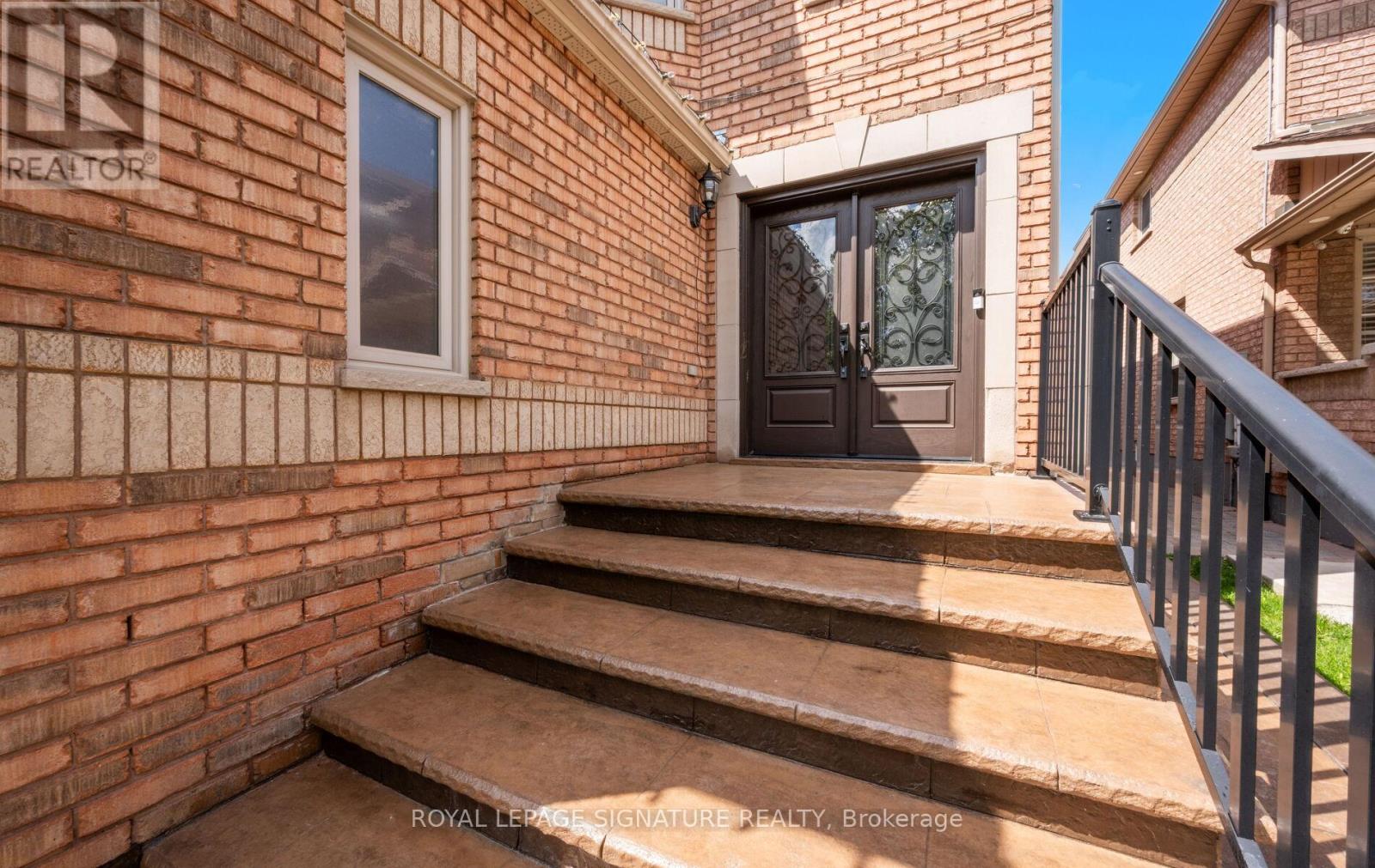 53 National Crescent, Brampton, Ontario  L7A 1J2 - Photo 2 - W12388964