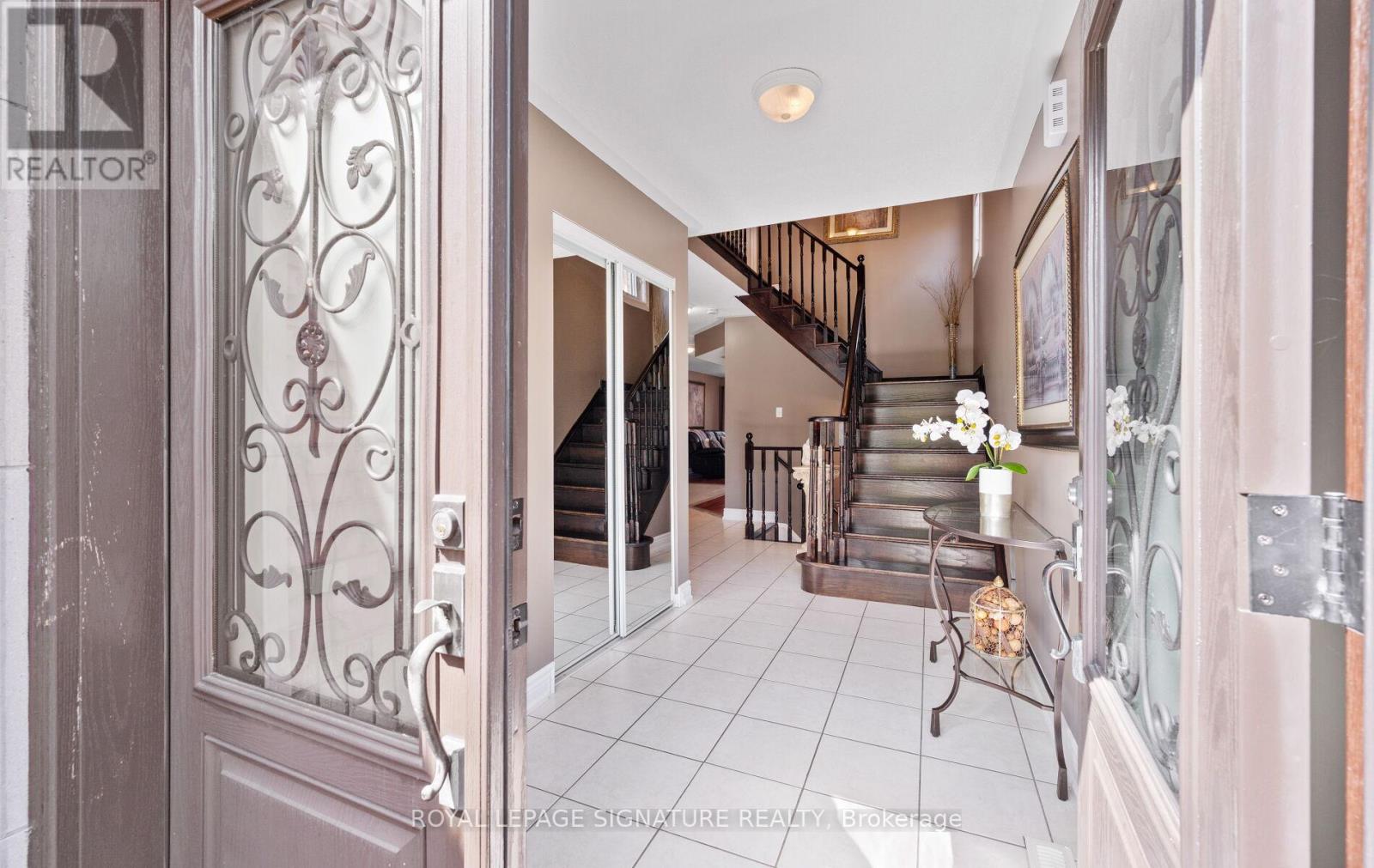 53 National Crescent, Brampton, Ontario  L7A 1J2 - Photo 4 - W12388964