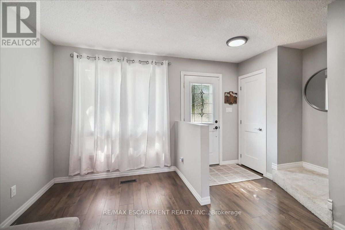 9 Inglewood Street, Brantford, Ontario  N3P 1A4 - Photo 4 - X12388952