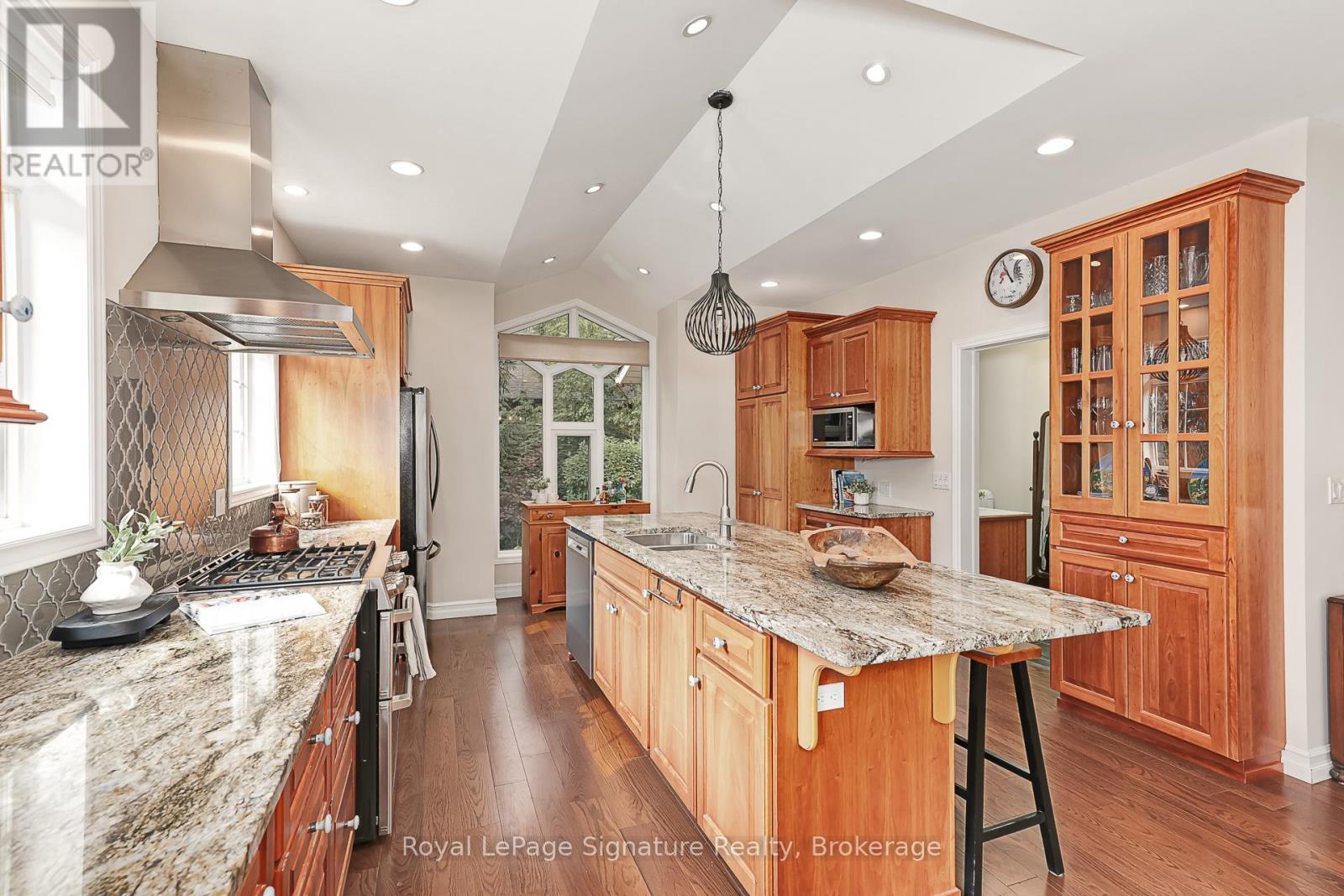 180 Russell Street E, Blue Mountains, Ontario  N0H 1J0 - Photo 10 - X12389195