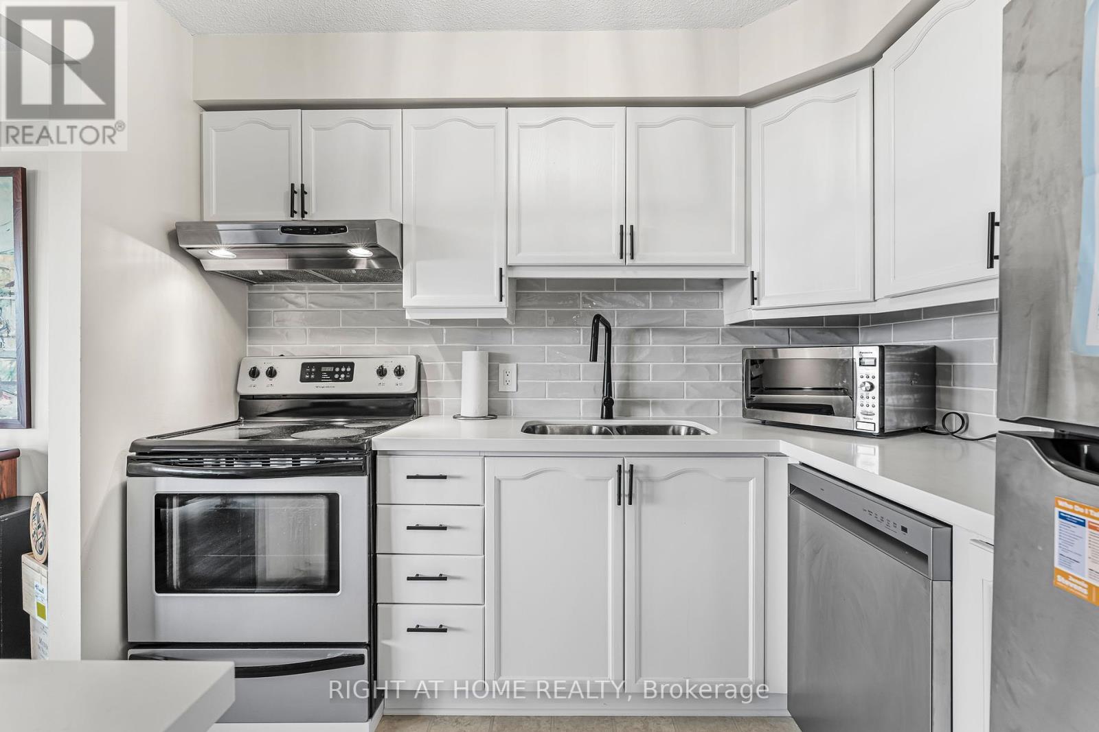 707 - 81 Scott Street, St. Catharines, Ontario  L2N 7L5 - Photo 11 - X12388909