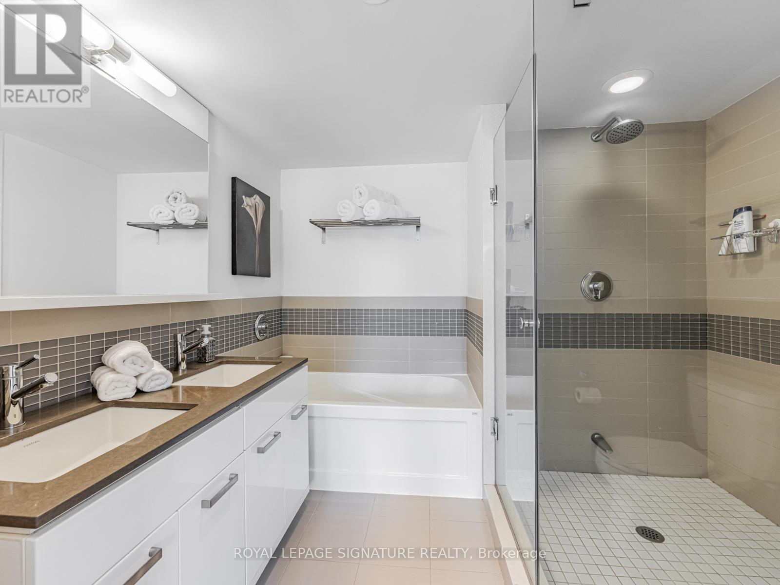 1804 - 295 Adelaide Street W, Toronto, Ontario  M5V 0L4 - Photo 17 - C12389043