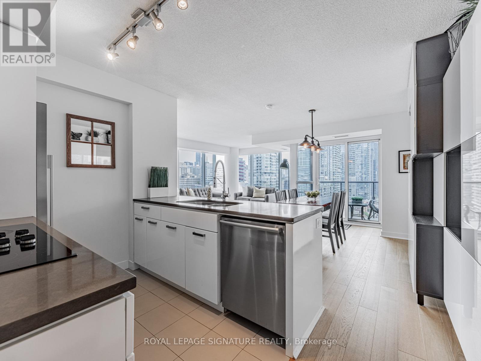 1804 - 295 Adelaide Street W, Toronto, Ontario  M5V 0L4 - Photo 8 - C12389043