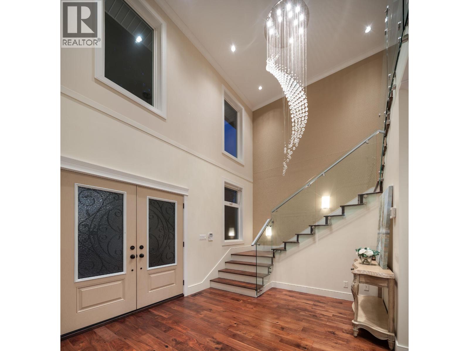 Property at 839 W 20TH STREET image 3