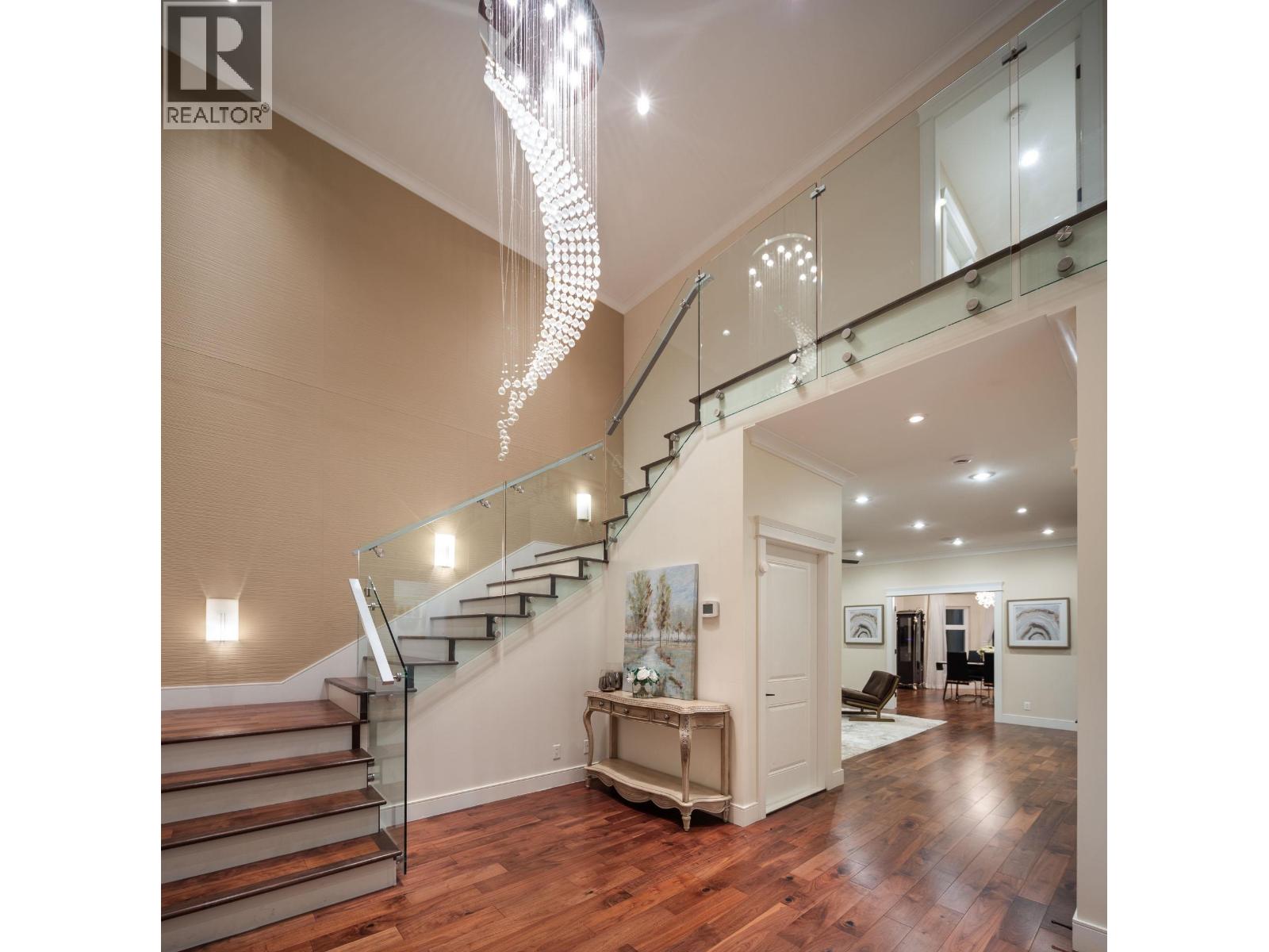 Property at 839 W 20TH STREET image 4