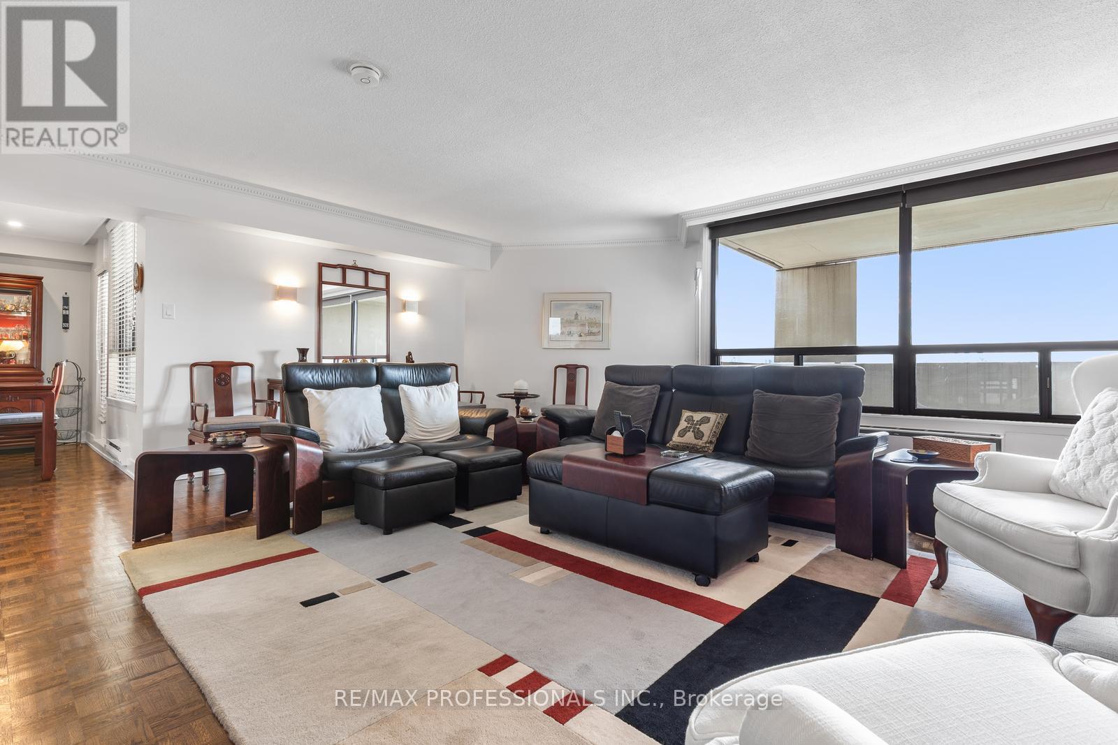 E5 - 296 Mill Road, Toronto (Markland Wood), Ontario  M9C 4X8 - Photo 3 - W12389123