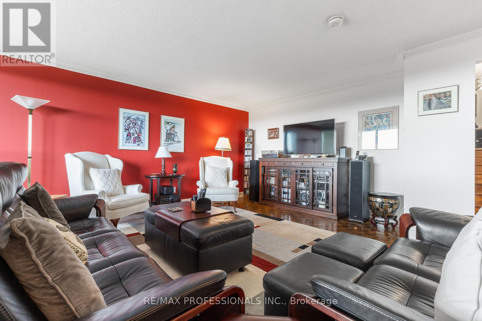 E5 - 296 Mill Road, Toronto (Markland Wood), Ontario  M9C 4X8 - Photo 4 - W12389123