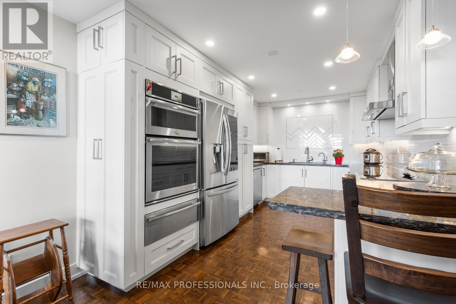 E5 - 296 Mill Road, Toronto (Markland Wood), Ontario  M9C 4X8 - Photo 6 - W12389123