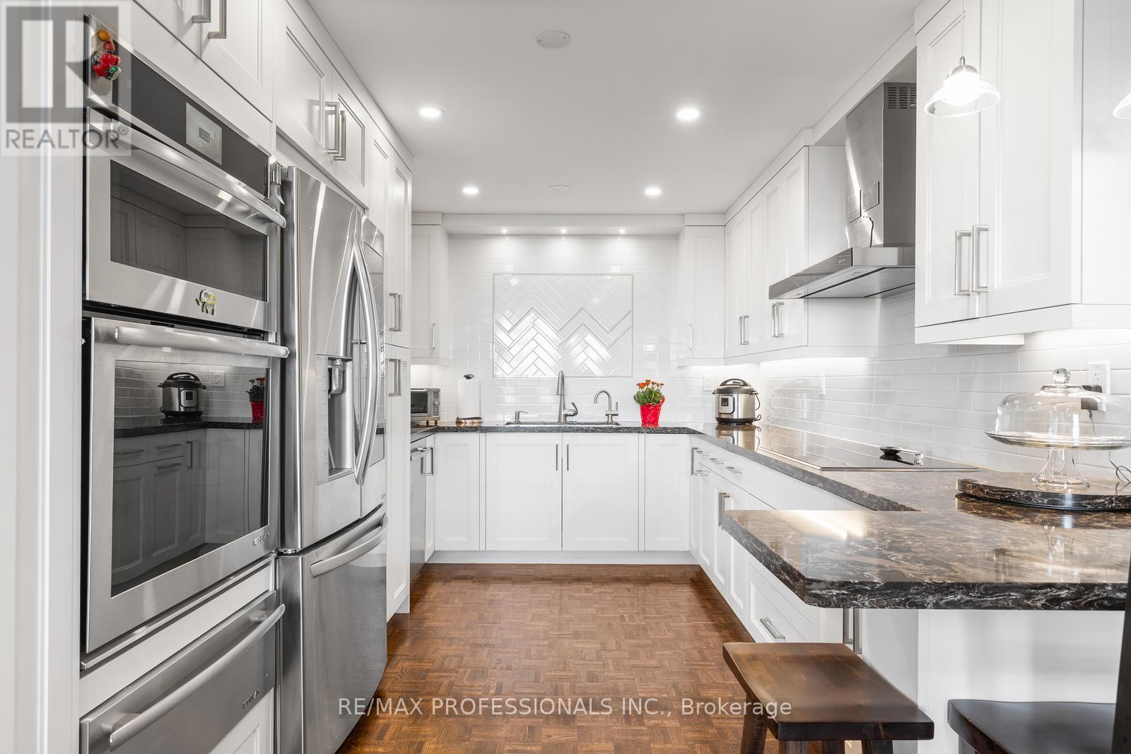 E5 - 296 Mill Road, Toronto (Markland Wood), Ontario  M9C 4X8 - Photo 7 - W12389123