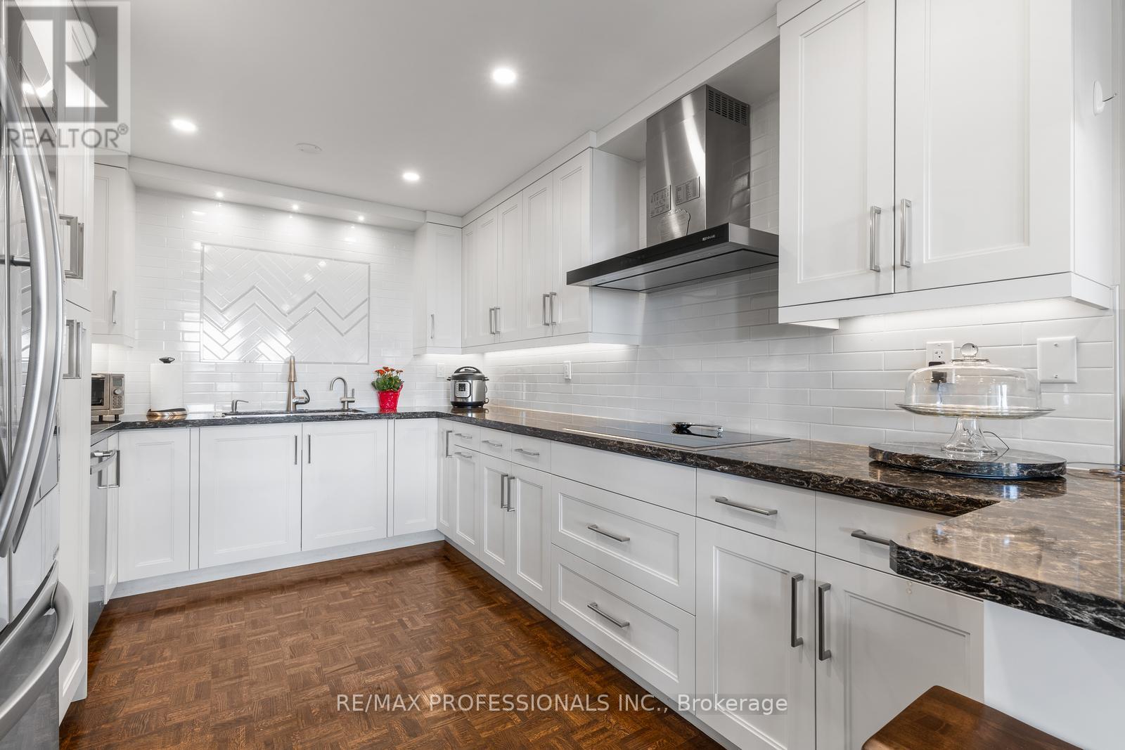 E5 - 296 Mill Road, Toronto (Markland Wood), Ontario  M9C 4X8 - Photo 9 - W12389123