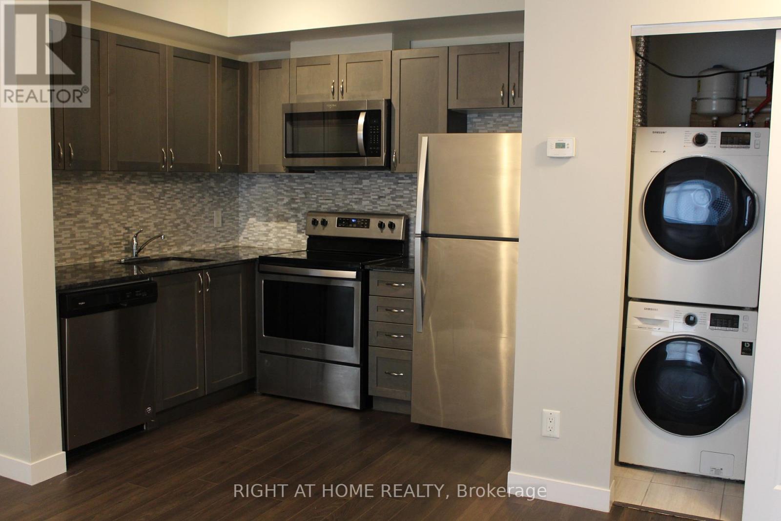 17 - 6 Bicknell Avenue, Toronto, Ontario  M6M 4G3 - Photo 6 - W12389132