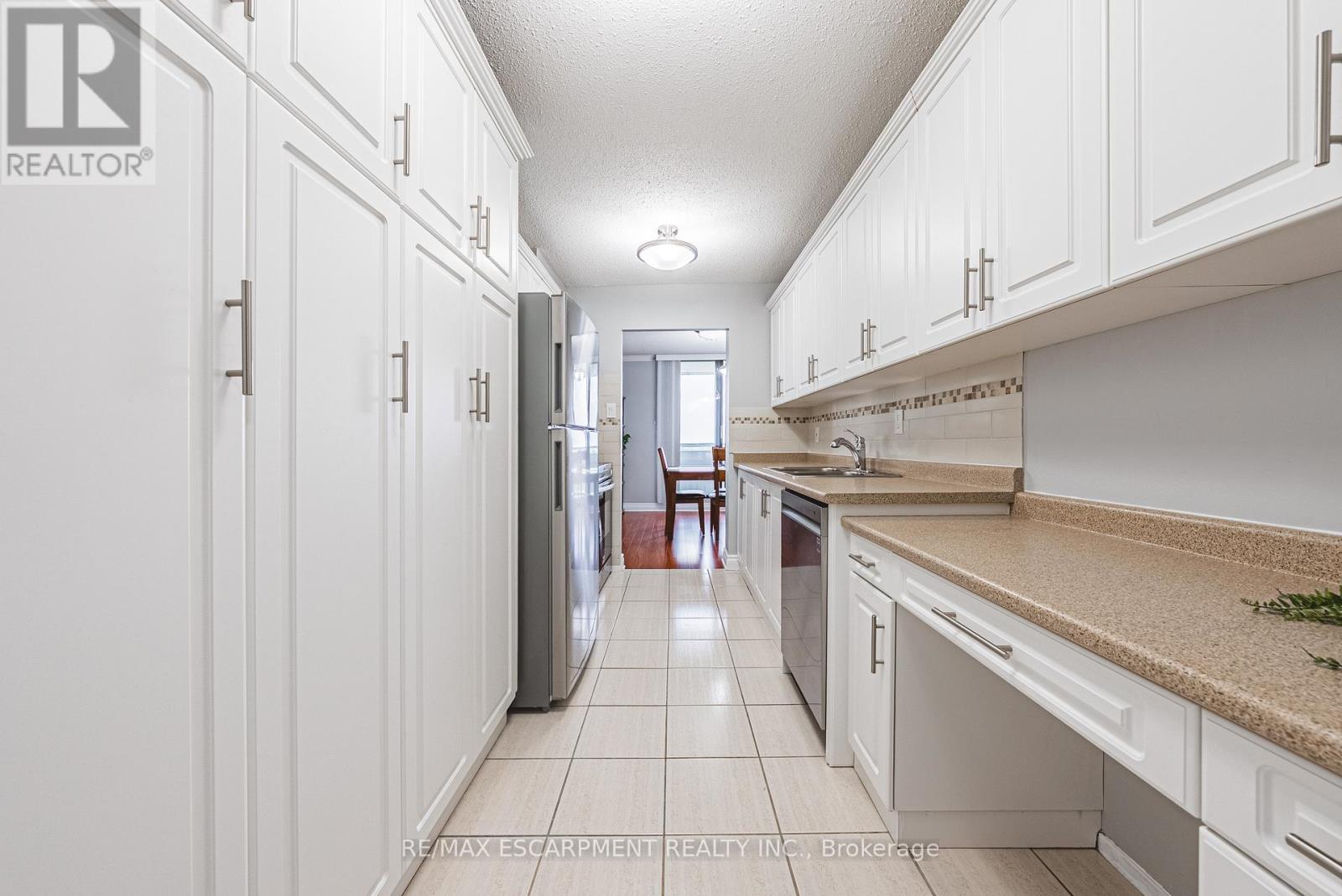 1403 - 2055 Upper Middle Road, Burlington, Ontario  L7P 3P4 - Photo 5 - W12389152